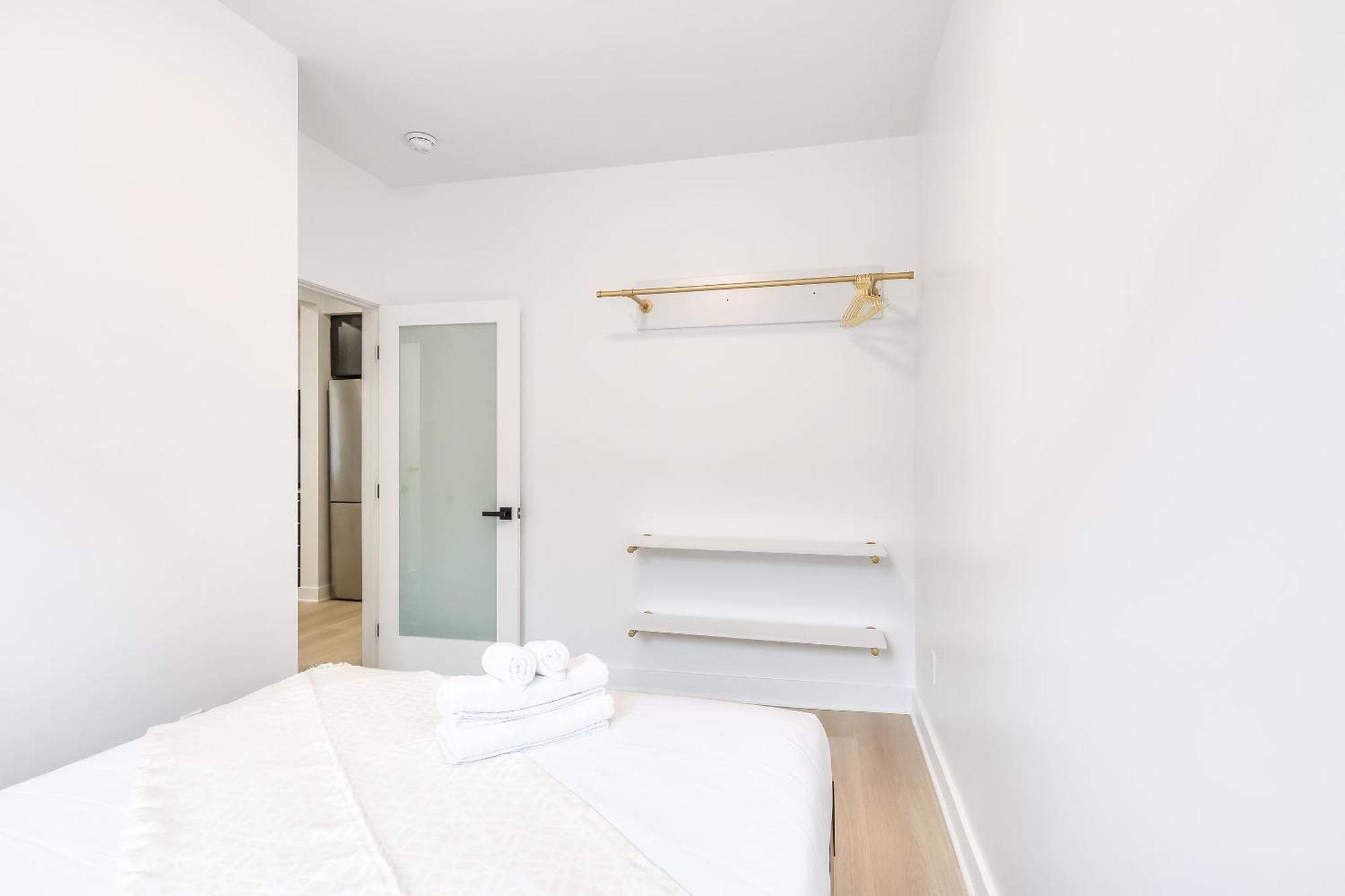 Free Indoor Parking Cozy & Spacious Condo In Heart Of Downtown Монреаль Экстерьер фото