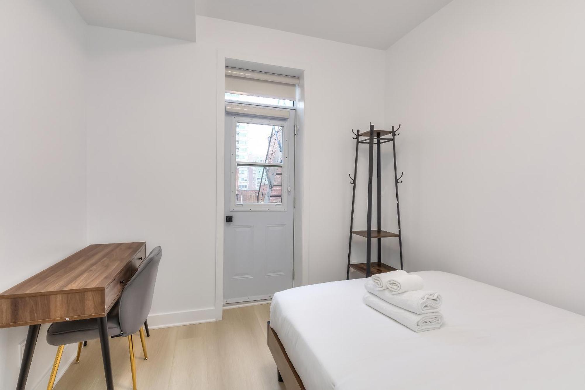 Free Indoor Parking Cozy & Spacious Condo In Heart Of Downtown Монреаль Экстерьер фото