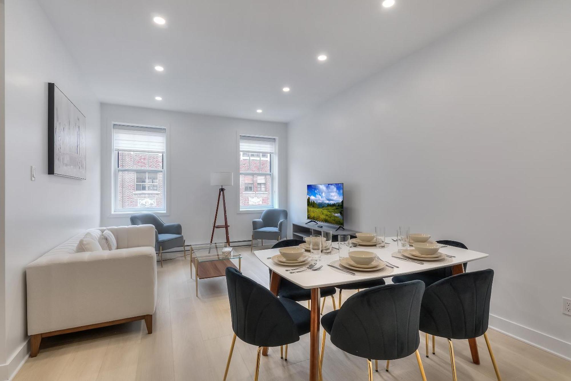 Free Indoor Parking Cozy & Spacious Condo In Heart Of Downtown Монреаль Экстерьер фото