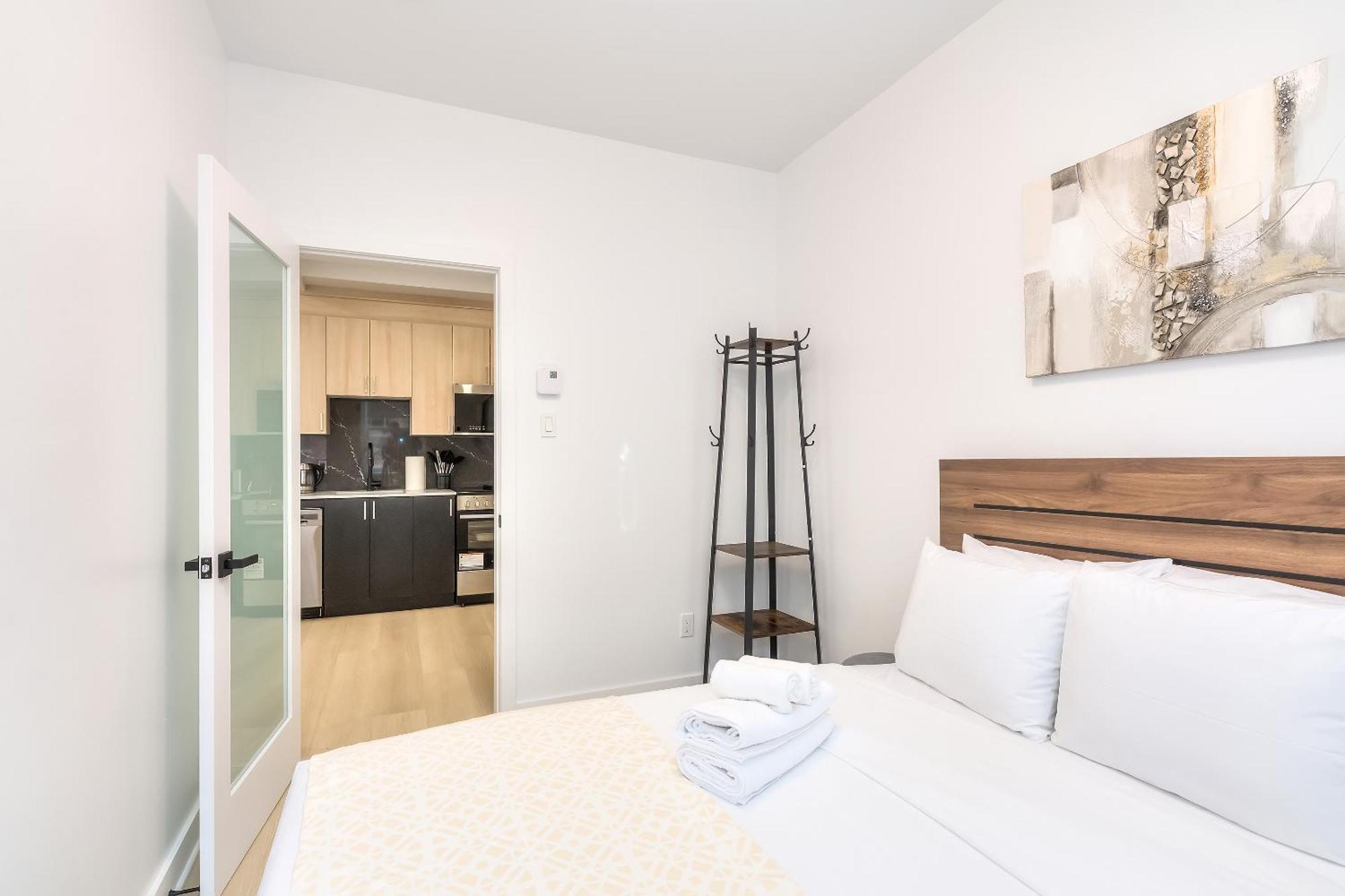 Free Indoor Parking Cozy & Spacious Condo In Heart Of Downtown Монреаль Экстерьер фото
