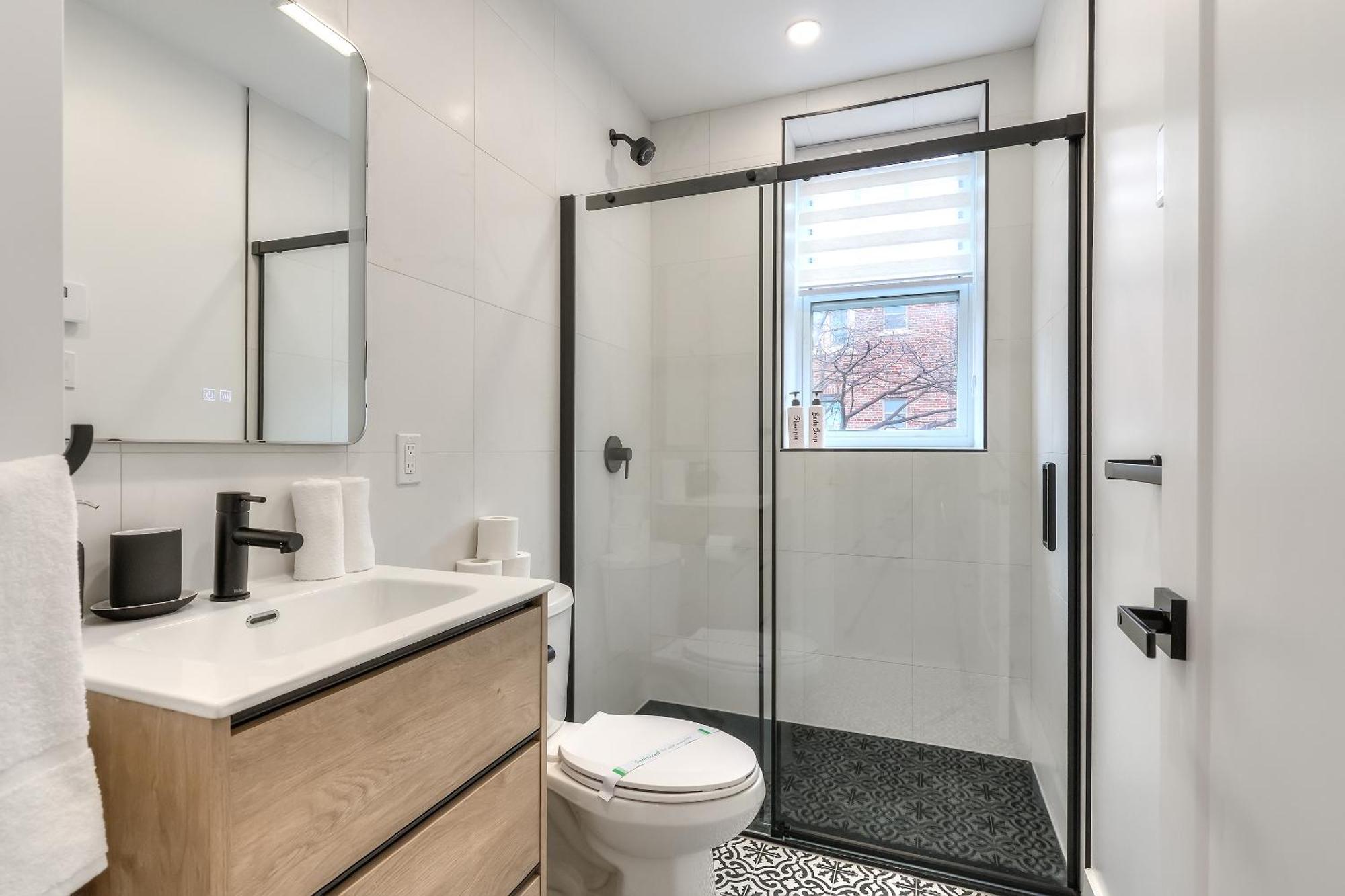 Free Indoor Parking Cozy & Spacious Condo In Heart Of Downtown Монреаль Экстерьер фото