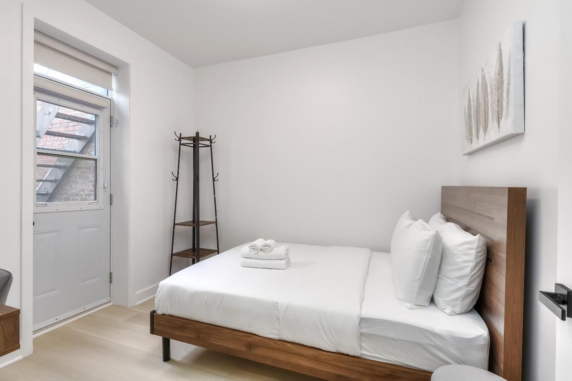 Free Indoor Parking Cozy & Spacious Condo In Heart Of Downtown Монреаль Экстерьер фото