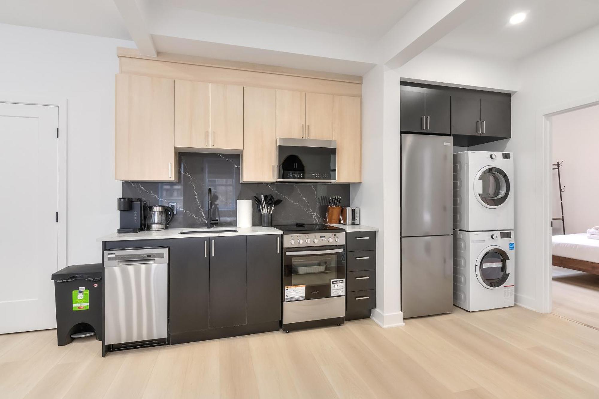 Free Indoor Parking Cozy & Spacious Condo In Heart Of Downtown Монреаль Экстерьер фото